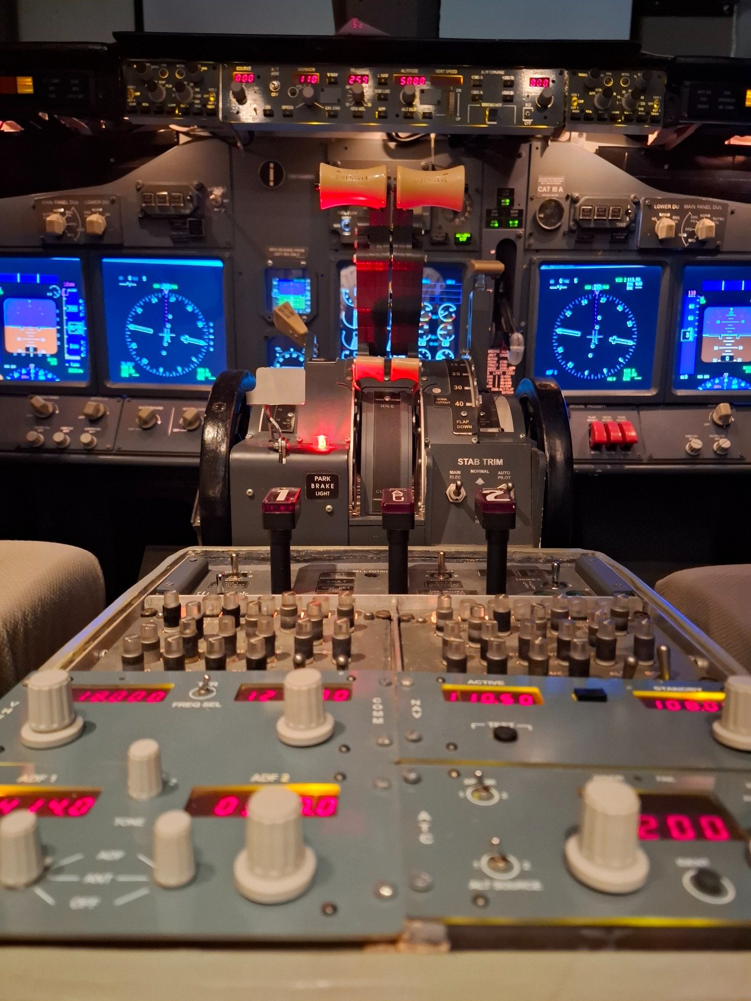 B737 Homecockpit Pedestal und Instrumente